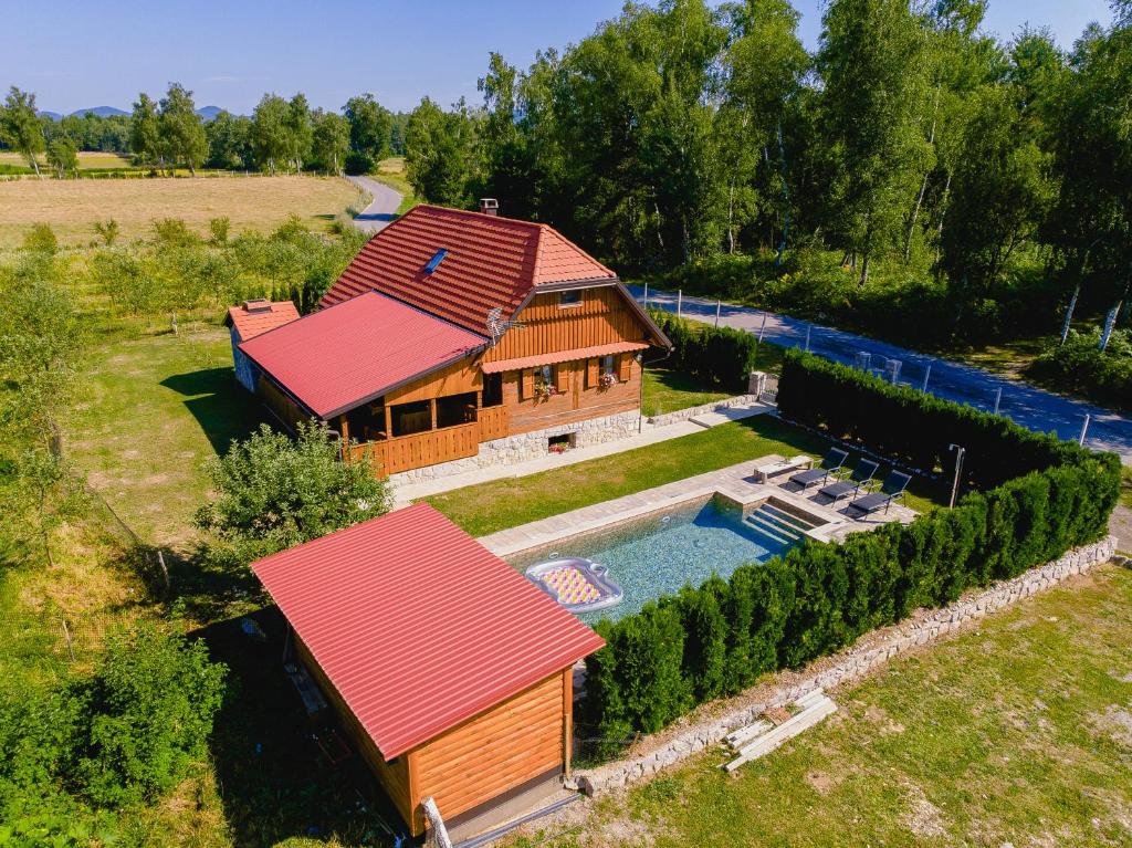 戈斯皮奇Kuća za odmor Balenović的享有带游泳池的别墅的顶部景致
