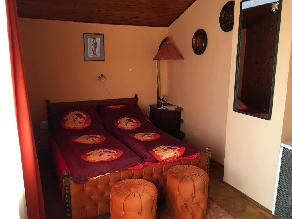 豪伊杜索博斯洛Emmy Apartman的一间卧室配有一张带红色床单的床铺,面朝卧室