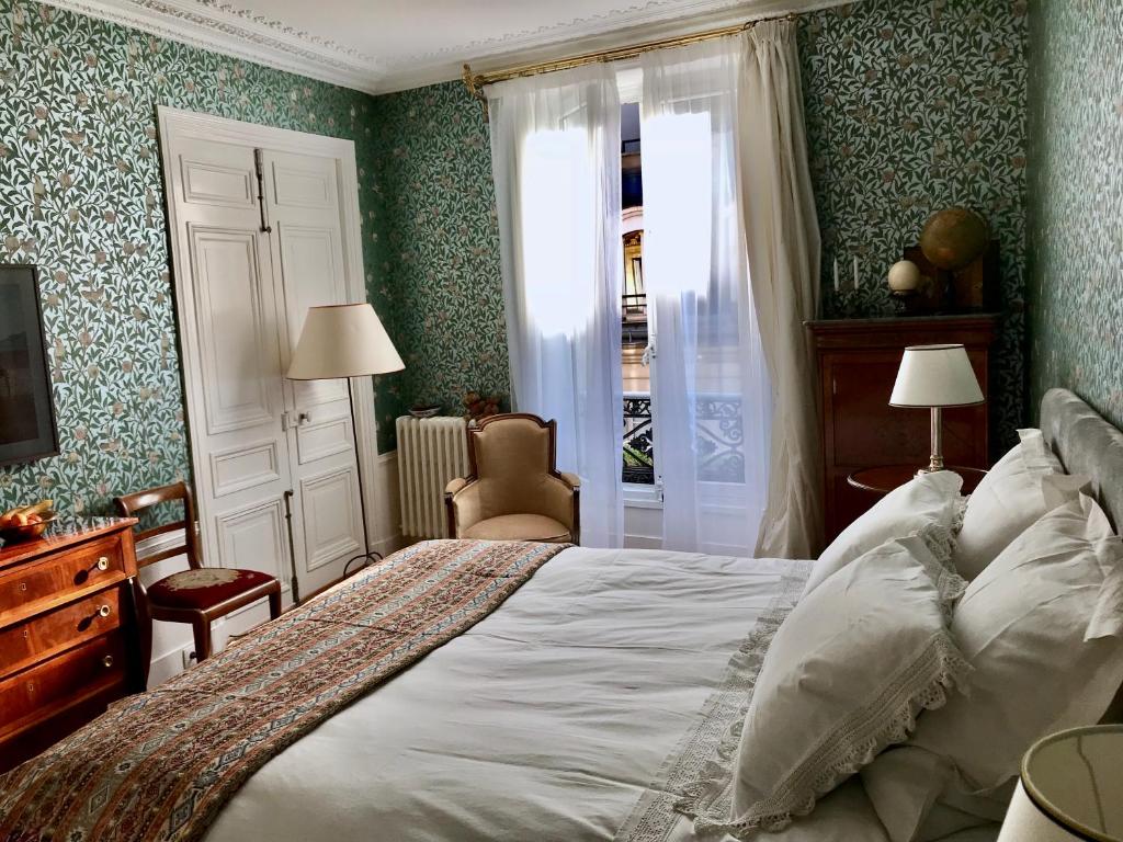 巴黎Le 48 Paris的一间卧室设有一张大床和一个窗户。