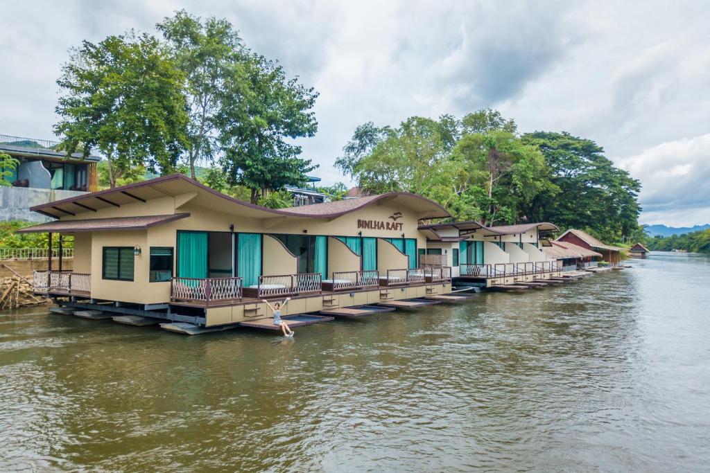 塞友Binlha Raft Resort的河边的一排房子