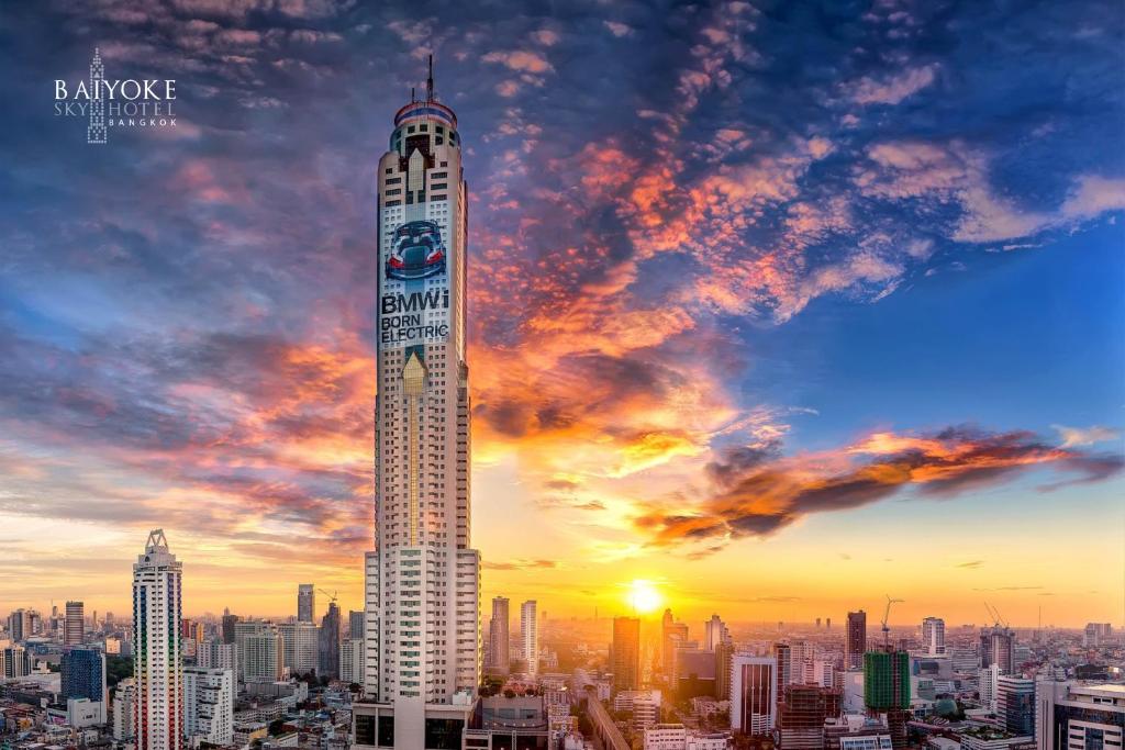 曼谷彩虹云霄酒店的天上日落的高楼