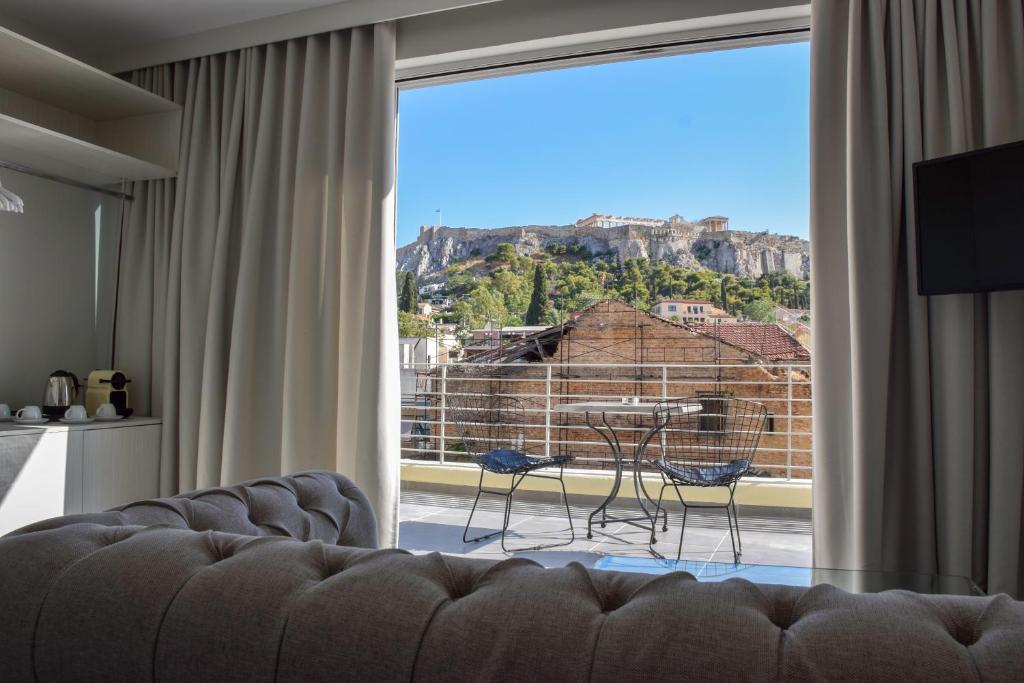 雅典24K Athena Suites的带沙发和大窗户的客厅