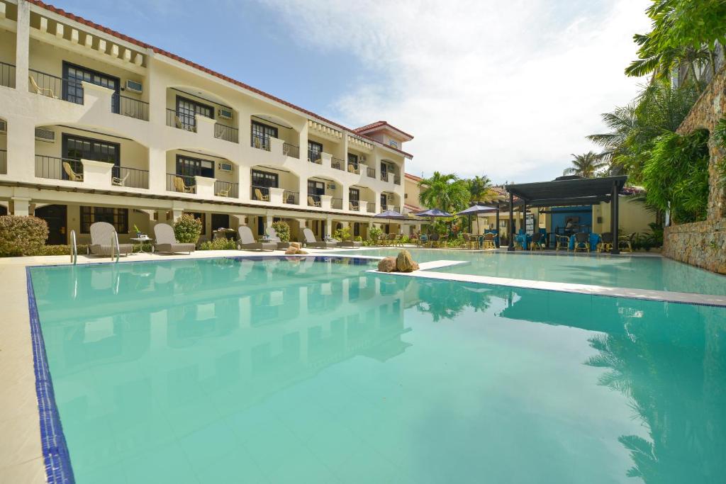 长滩岛长滩岛太阳酒店的大楼前的大型游泳池