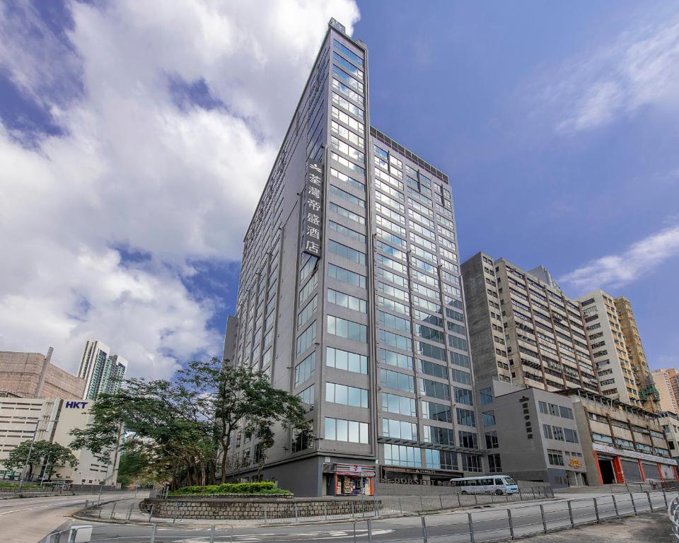 香港香港荃湾帝盛酒店的市中心的高玻璃建筑