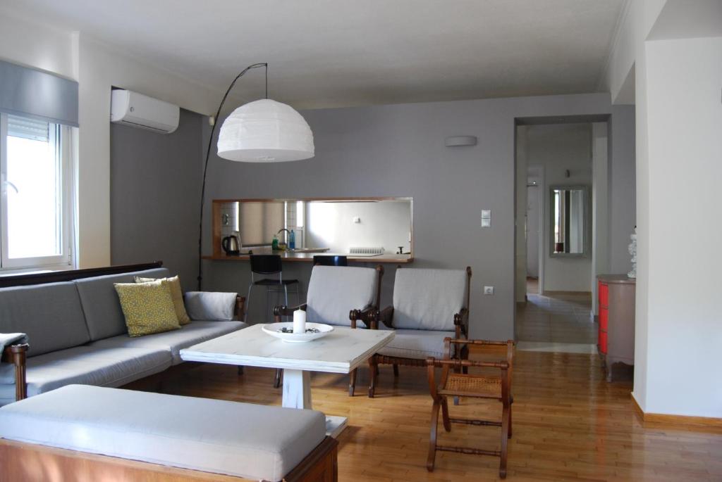 雅典经济实惠豪华花园公寓 的客厅配有沙发和桌子