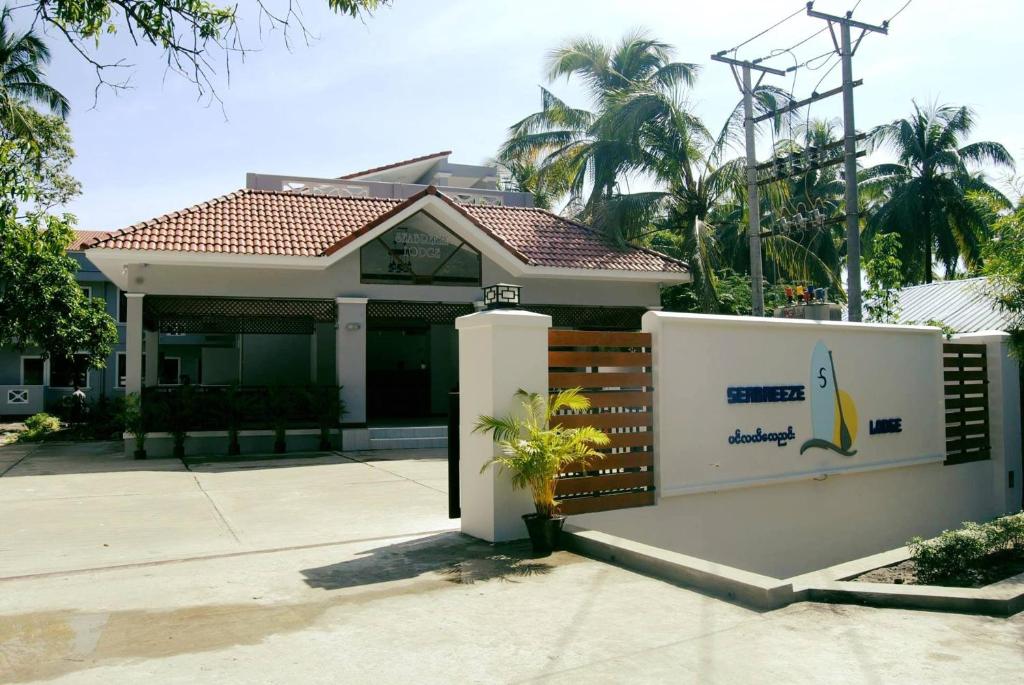 额布里Sea Breeze Lodge Ngapali的前面有香蕉标志的房子