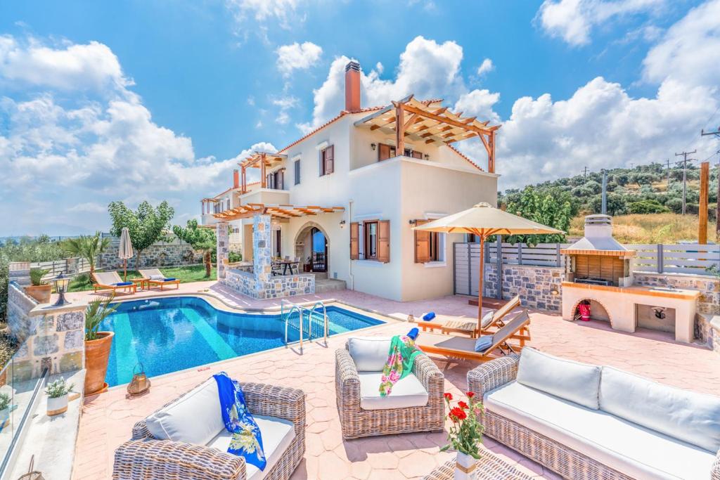 KiriánnaNew Villa Kantifes 4 Families or Couples with Private Pool & BBQ的一座带游泳池和房子的别墅