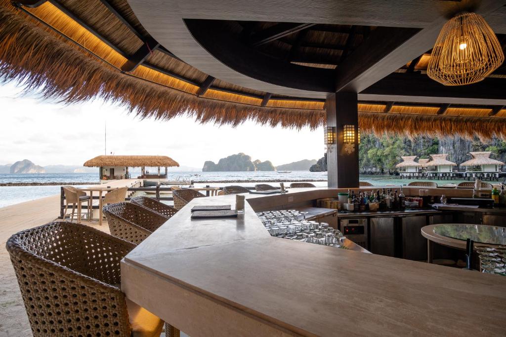 爱妮岛米尼洛岛爱妮岛度假酒店的餐厅设有海景酒吧