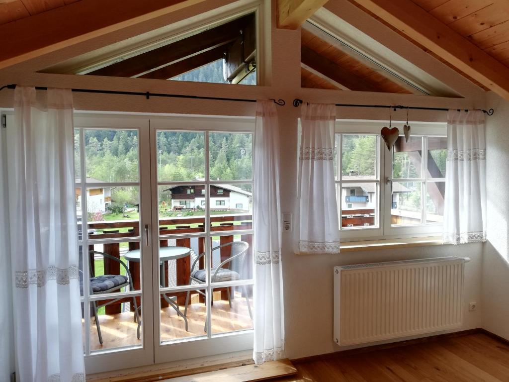 施坦察赫Eddy ´s Panorama Suite的客房设有窗户,享有阳台的景致。
