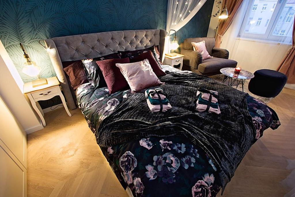 布拉格Romantic designer apartment Prague的一间卧室,床上有鞋