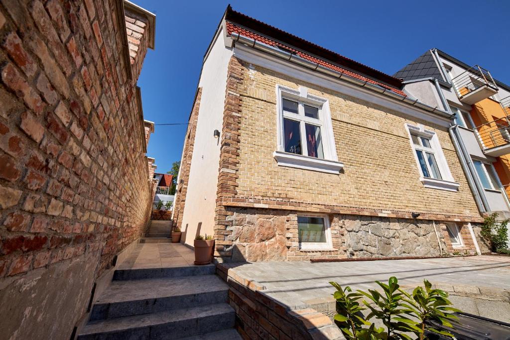布拉迪斯拉发Villa Bea的砖砌建筑,楼梯通往窗户