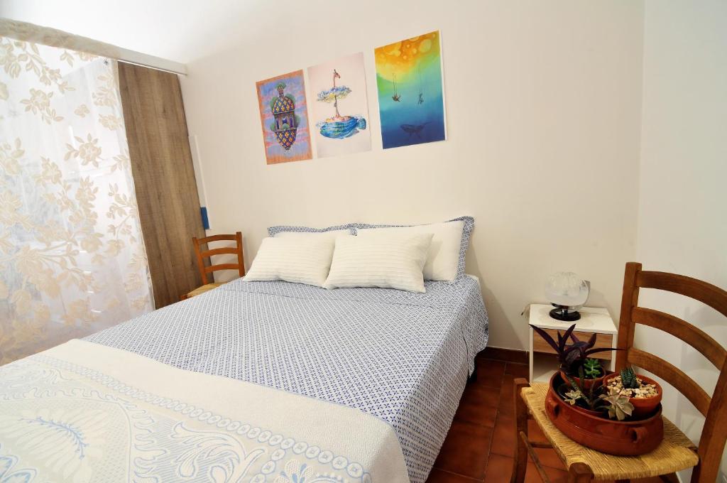 孔韦尔萨诺Angel INN的一间卧室设有一张床和一个窗口