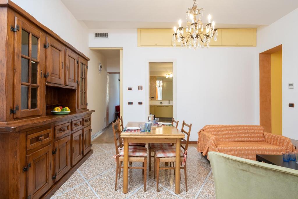 博洛尼亚Petroni 38 by Studio Vita的厨房以及带桌子和床的客厅。
