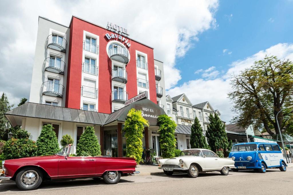 因戈尔施塔特巴伐利亚酒店 的两辆旧车停在大楼前