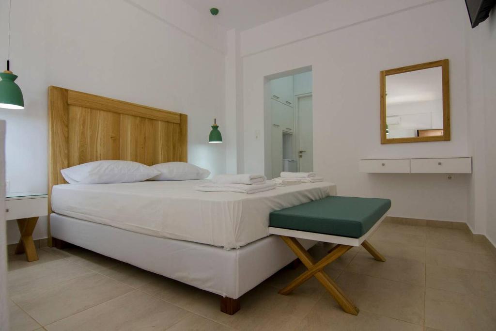 古卡斯特隆Giorgos villa的一间卧室配有一张床、镜子和椅子