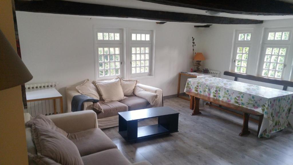 圣布里厄Hostel du lapin blanc的客厅配有沙发和桌子