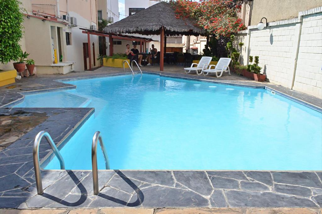 圣克鲁斯拉西埃斯特酒店 的一个带椅子和遮阳伞的大型蓝色游泳池