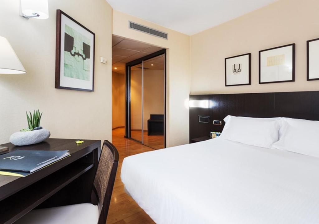图德拉塞尔科蒂尔图德拉巴德纳斯酒店的酒店客房配有一张床、一张桌子、一张床铺和一张桌子。