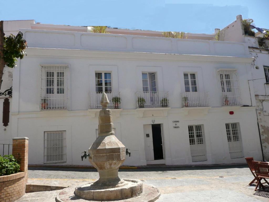 塔里法本阿里旅馆的前面有喷泉的白色房子