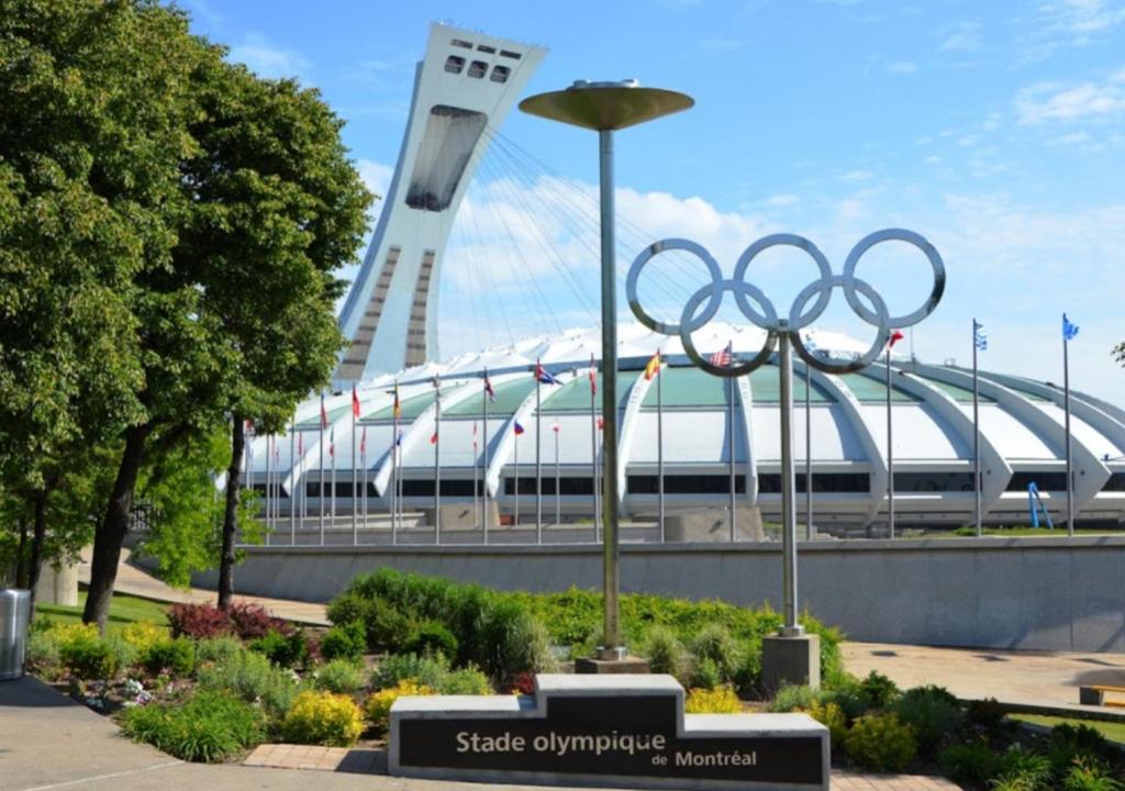 蒙特利尔HoMa Homestay Hostal by Olympic Stadium!的体育场前奥林匹克环形雕像