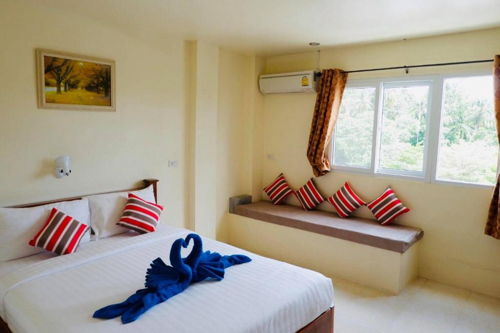 涛岛Lucky house Koh Tao的一间卧室设有两张床和窗户。