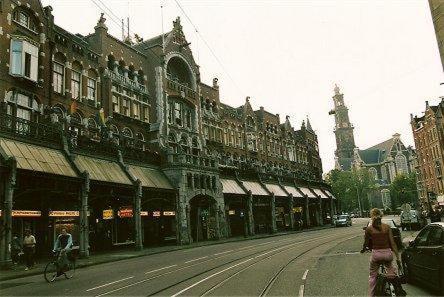阿姆斯特丹维斯特图伦酒店的一条城市街道,人们骑着自行车,建筑