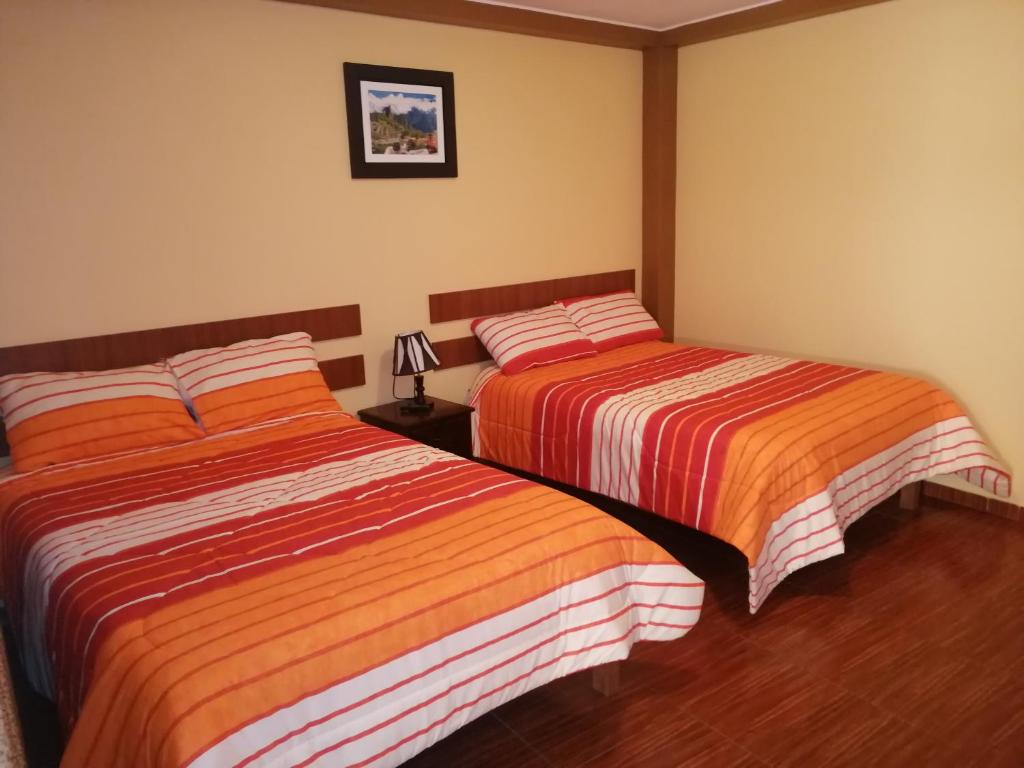 纳斯卡纳斯卡1号旅舍的卧室内两张并排的床