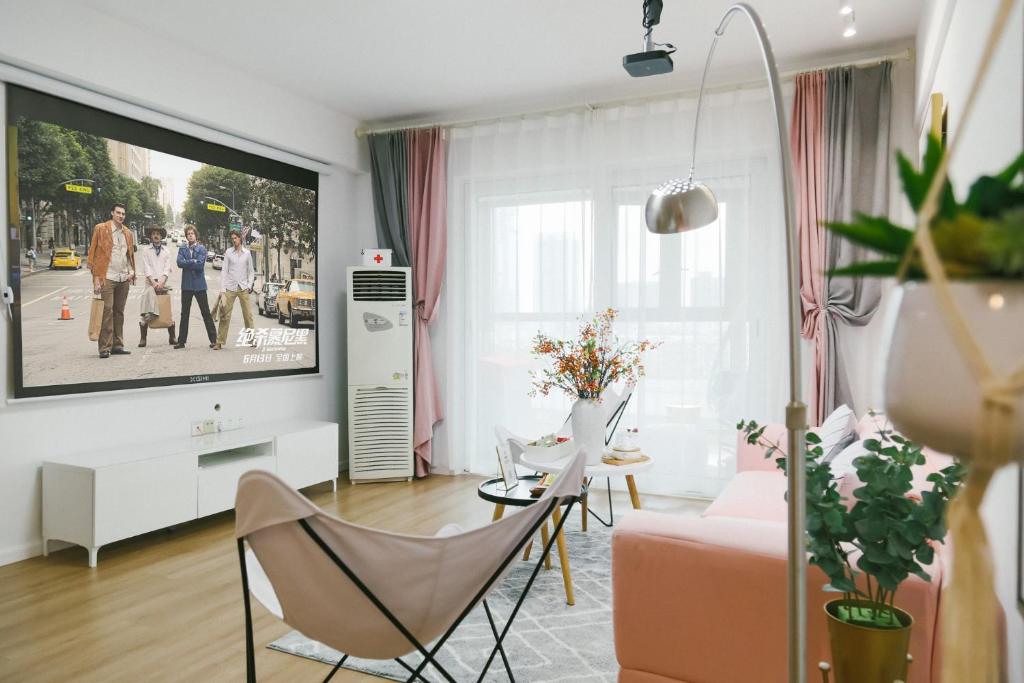 武汉【路客】武汉市硚口区·利济北路·路客精品公寓·00184760的客厅设有壁挂式平面电视。