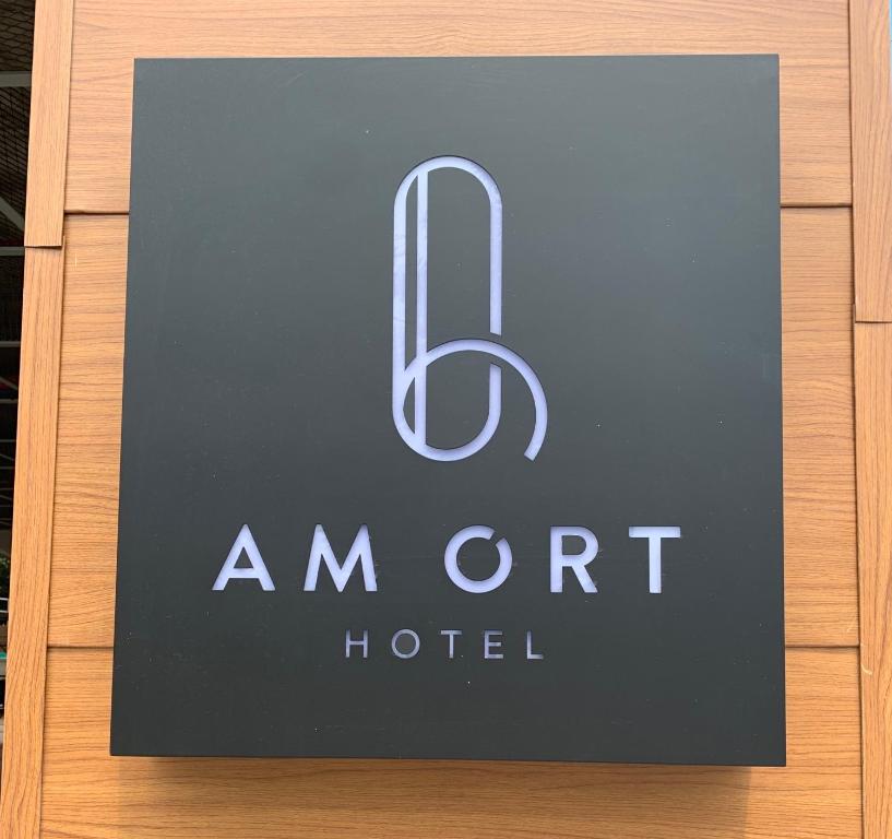 丽水市Am Ort Hotel的门上标有摊还旅馆的一个标志