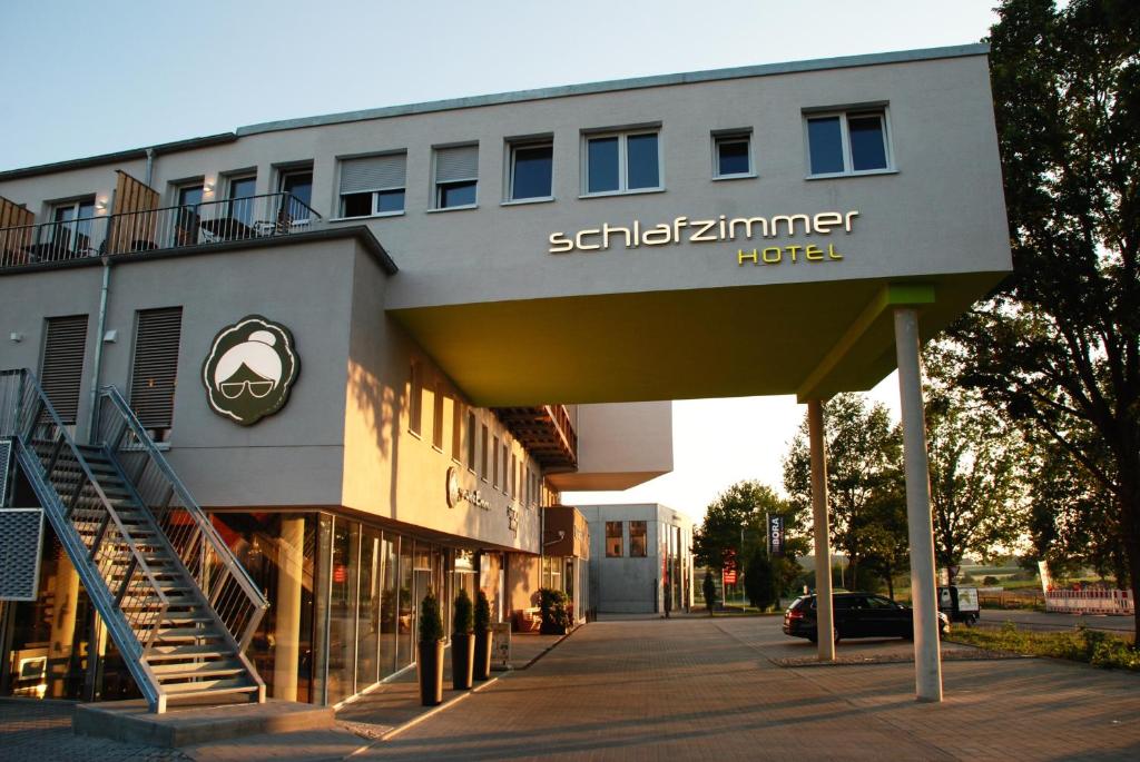 丁克尔斯比尔Schlafzimmer的一座标有酒店标志的建筑