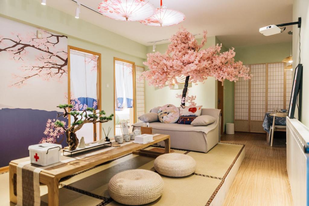 武汉【路客】武汉市江汉区·京汉大道·路客精品公寓·00190520的客厅里摆放着家具和粉红色的树