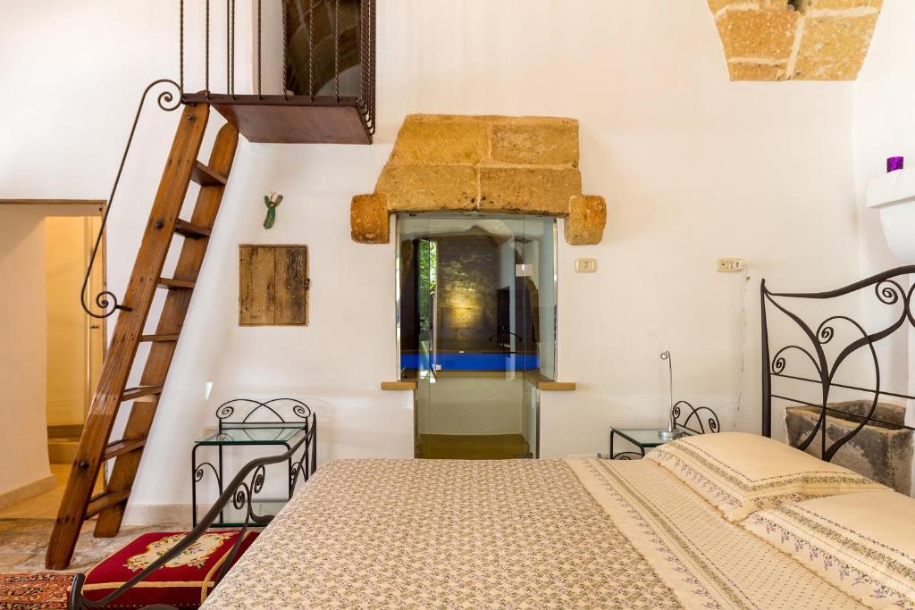 萨尔维Palazzo Tre Cardi的一间卧室设有两张床和梯子