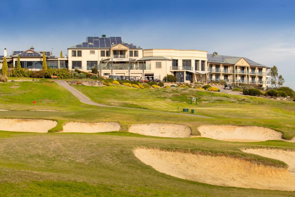 维克多港麦克拉肯乡村俱乐部酒店的享有度假村高尔夫球场的景致。
