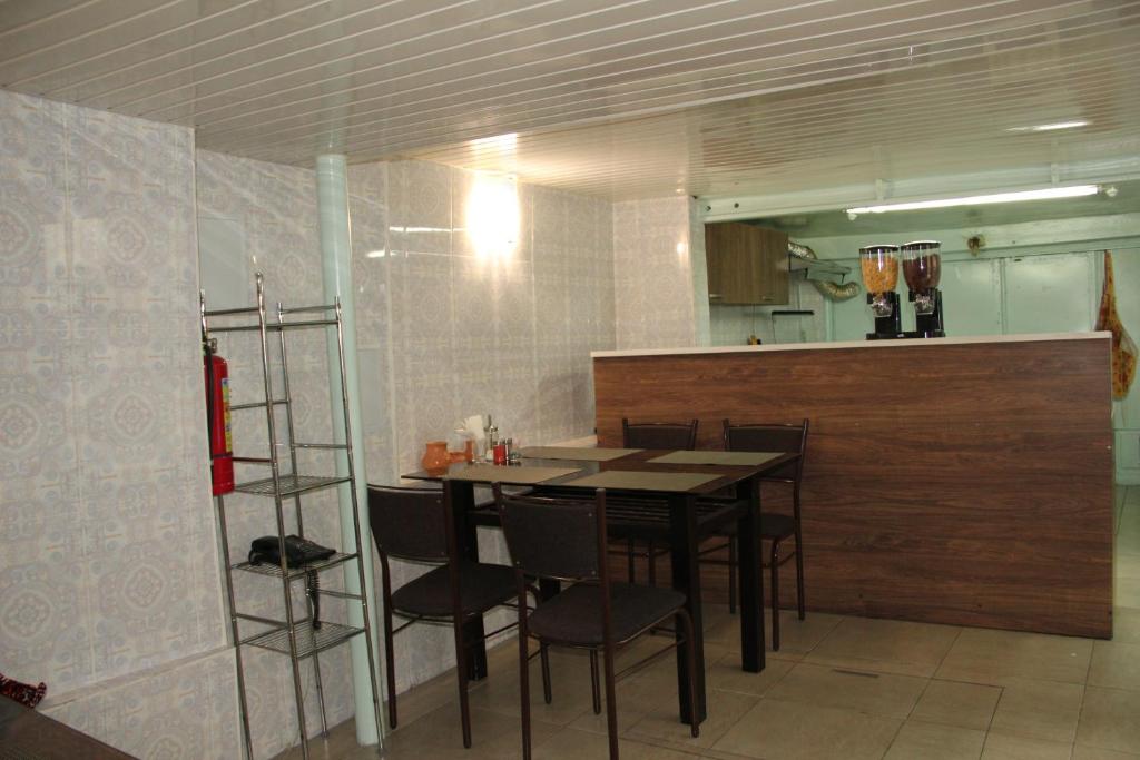 塔什干安瓦尔贵客酒店的厨房里设有1间带桌椅的用餐室