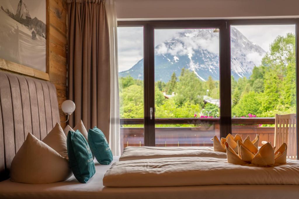 洛伊塔施Hotel Alpennest的山景卧室 - 带1张床