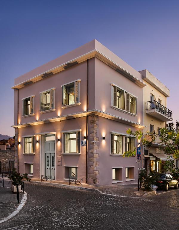 干尼亚Lignum Suites Chania的一座亮着灯的白色大楼