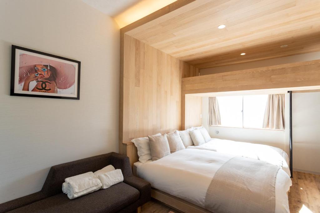 东京Sakura Cross Hotel Shinjuku East的一间卧室设有床、窗户和沙发