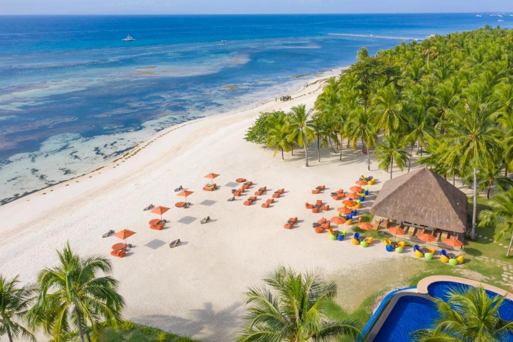 邦劳Oceanica Resort Panglao - formerly South Palms Resort Panglao的享有棕榈树和遮阳伞海滩的空中景致