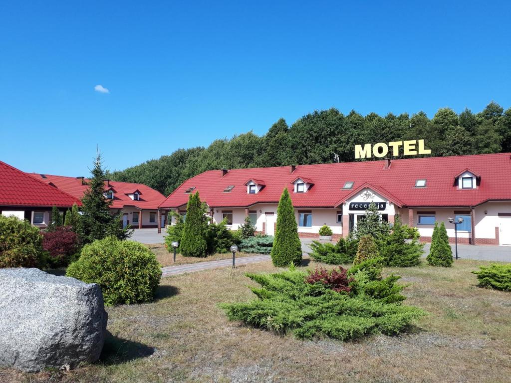 Nowe MarzyInter-Bar-Motel的前面有很多树木的汽车旅馆