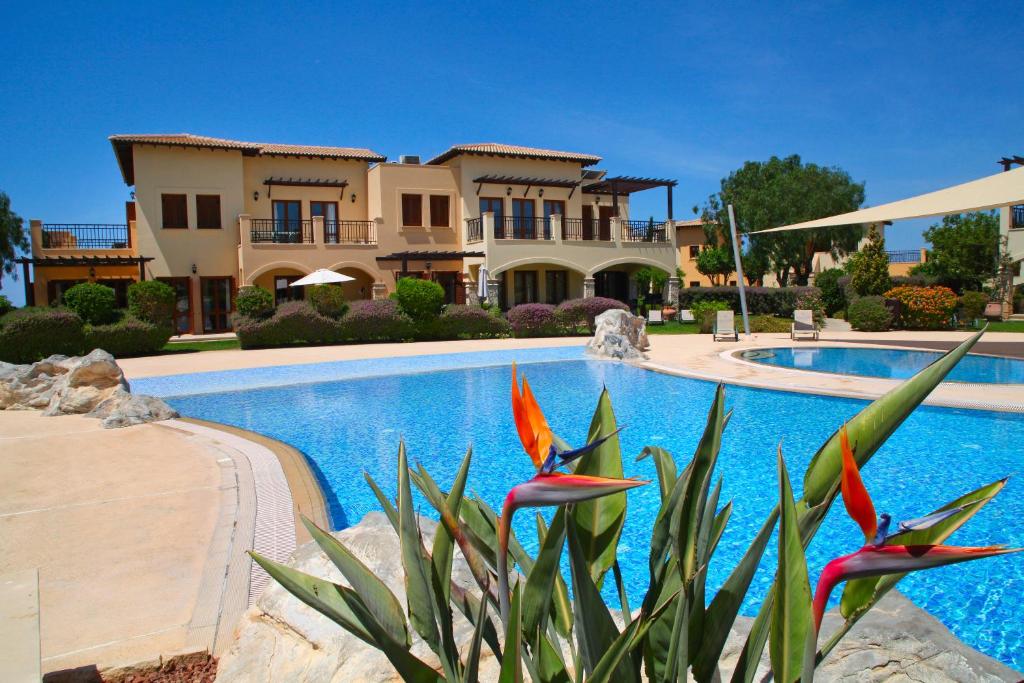 库克里亚Aphrodite Hills Rentals - Apartments的一座带游泳池和房子的别墅