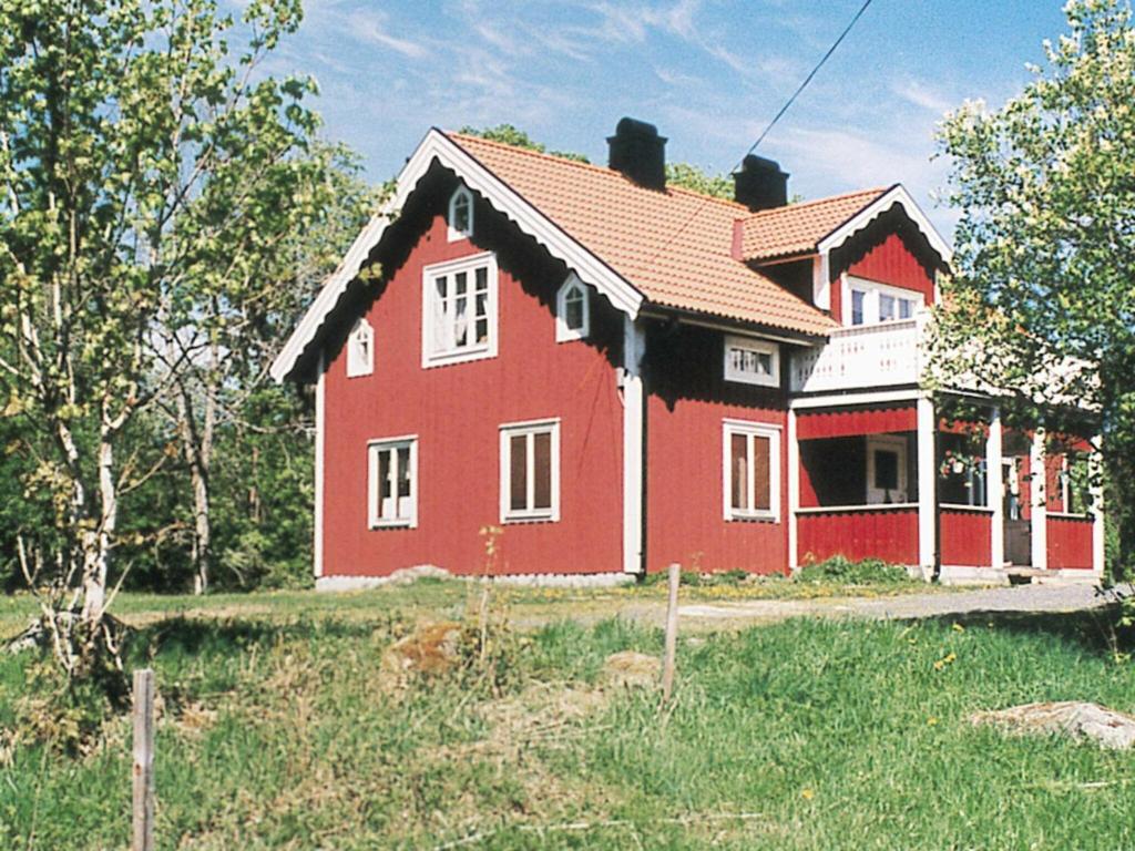 Agunnaryd6 person holiday home in RYSSBY的田间中的一个红色房子