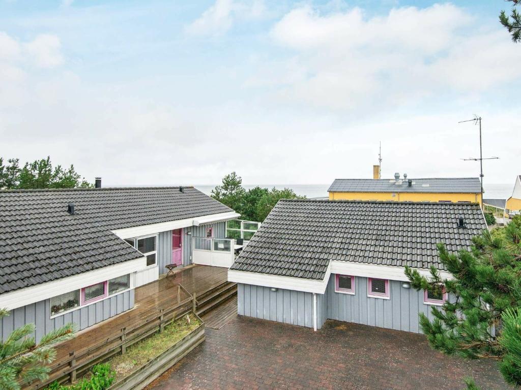 菲耶勒鲁普8 person holiday home in Glesborg的两顶房子,背靠大海