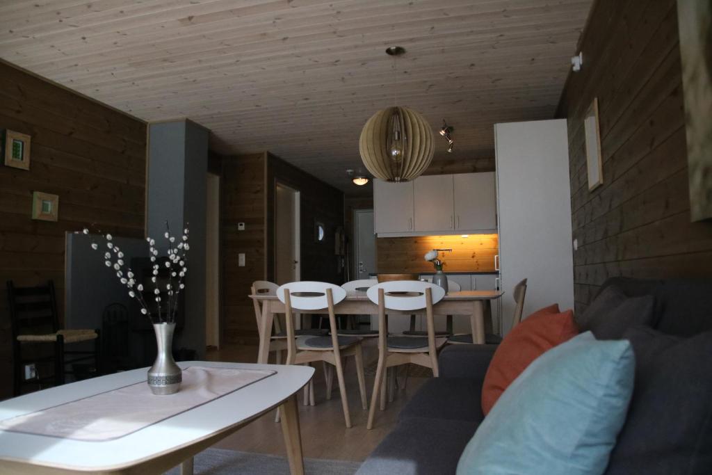 VossestrandMyrkdalen Resort Årmotssteien的客厅配有沙发和桌子
