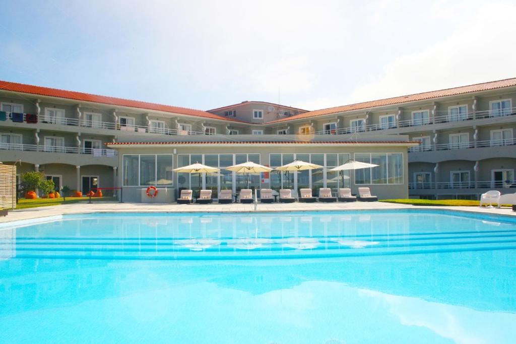 佩尼契Star inn Peniche的酒店前方的大型游泳池