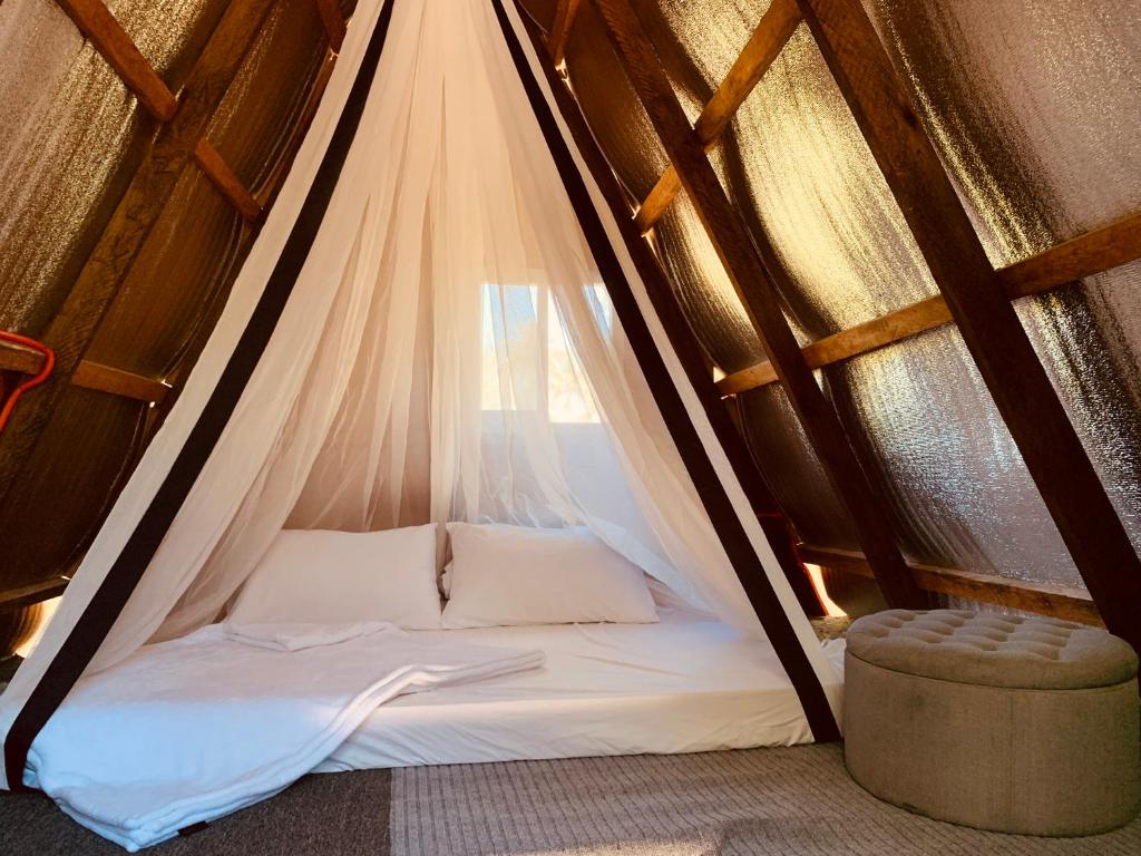 TayabasA House Lucban Resort & Spa的帐篷内的白色床,设有窗户