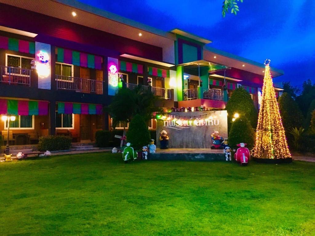 梭桃邑บ้านทิพรัตน์ สัตหีบ的一座大建筑,前面有圣诞树