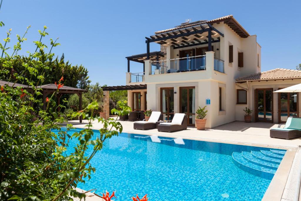 库克里亚Aphrodite Hills Rentals - Superior Villas的一座带游泳池和房子的别墅