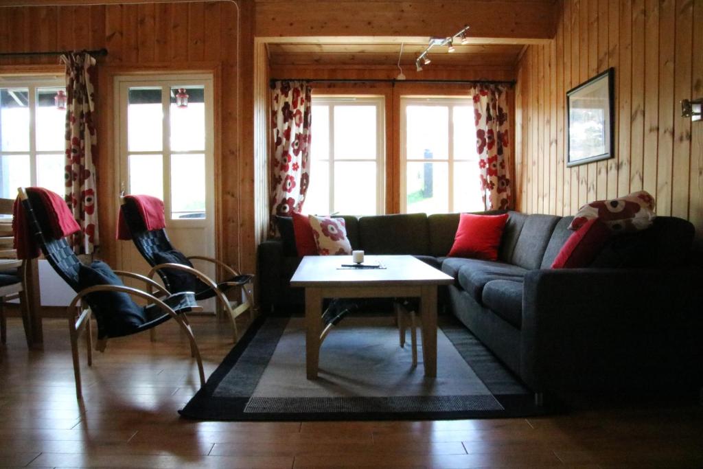 VossestrandMyrkdalen Resort Nedre Byggardslii apartment的客厅配有沙发和桌子