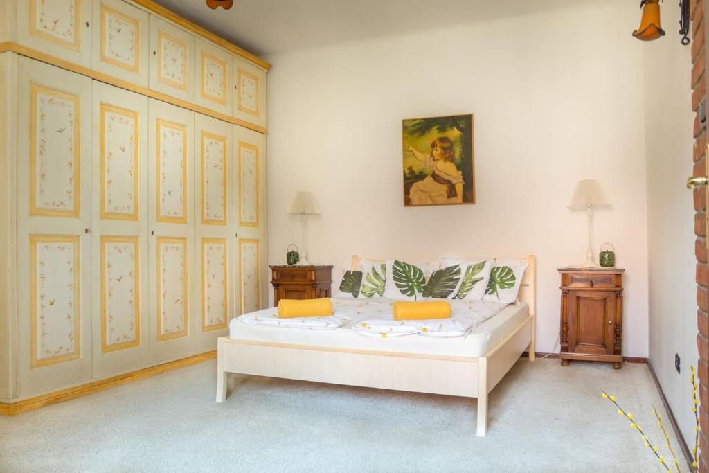 蒂米什瓦拉10 Modern Living in the Heart of the City的一间卧室配有白色床和黄色枕头
