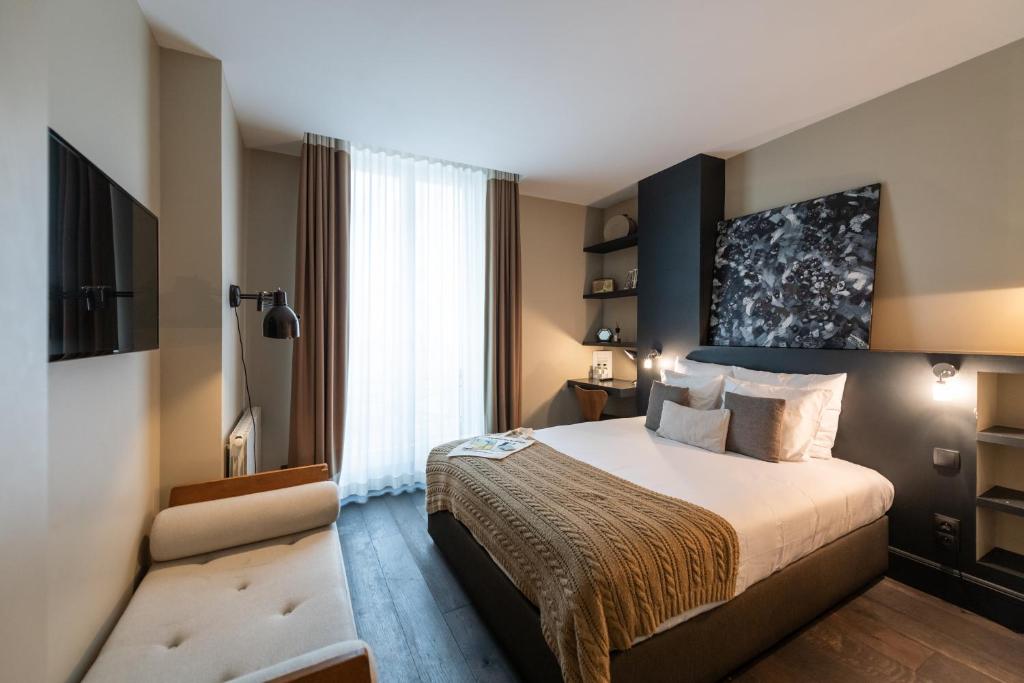 巴黎艾塔格沼泽旅馆的酒店客房设有床和窗户。